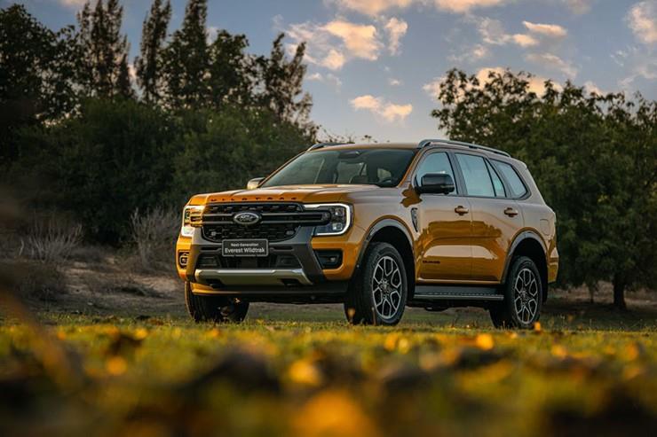 Giá xe Ford Everest niêm yết và lăn bánh tháng 6/2025